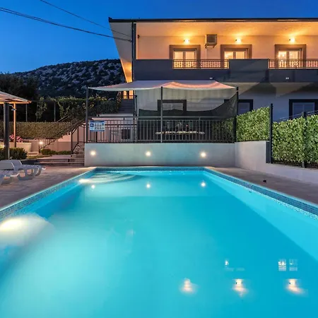 아파트 Campo With A Private Pool Dubrava (Split-Dalmatia)