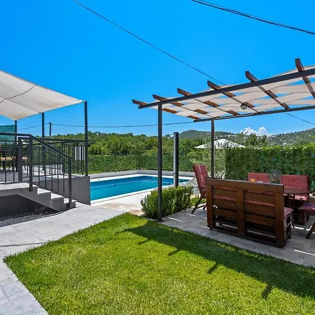 Campo With A Private Pool Lägenhet