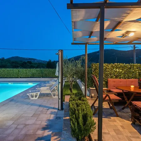 Campo With A Private Pool * Dubrava (Split-Dalmatia)