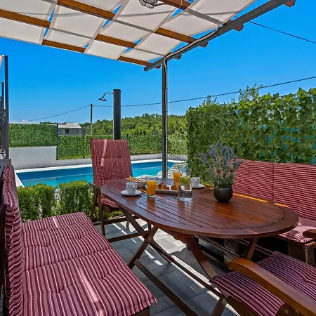 Campo With A Private Pool Dubrava (Split-Dalmatia)