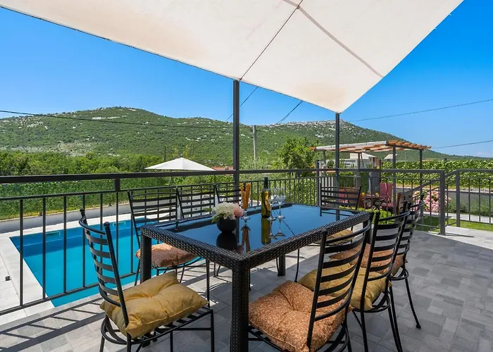 Campo With A Private Pool Dubrava (Split-Dalmatia)